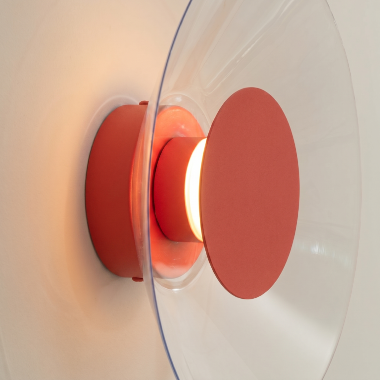 czerwona-lampa-scienna