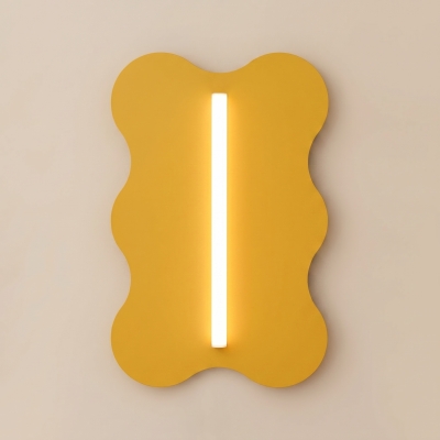 Falowana lampa ścienna w soczystym kolorze Klover