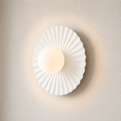 Biała lampa ścienna - kula Flara