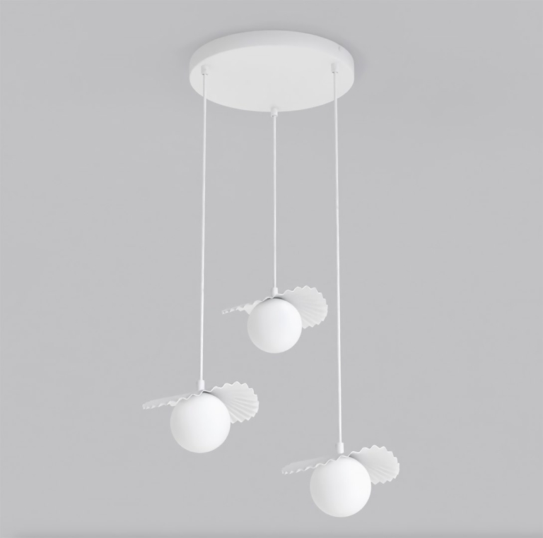 biala-lampa-wiszaca-z-trzema-kloszami