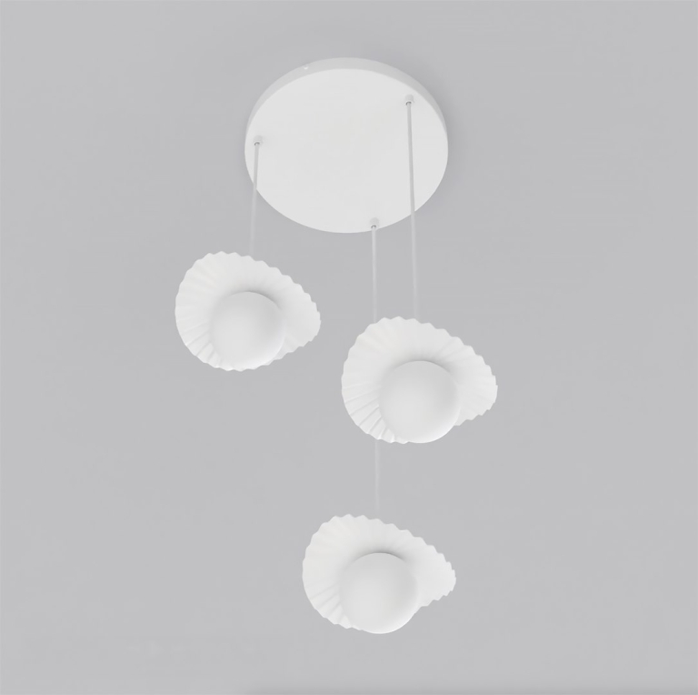 biala-minimalistyczna-lampa-do-salonu