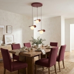 Burgundowa lampa wisząca Lark 3 do salonu i jadalni