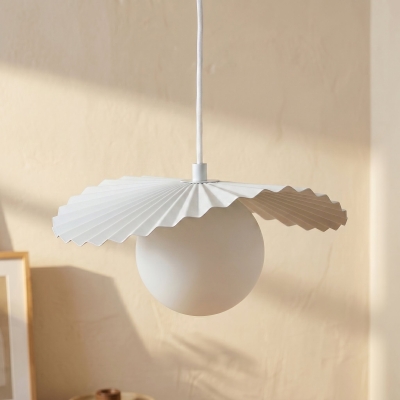 Designerska, biała lampa wisząca Lark 1 z pojedynczym kulistym kloszem