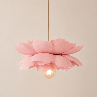 Różowa lampa wisząca z abażurem w kształcie kwiatka