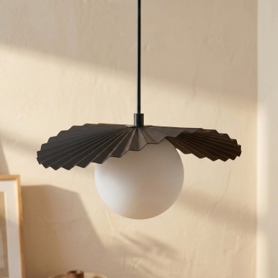 Pojedyncza, czarna lampa wisząca Lark 1 do sypialni