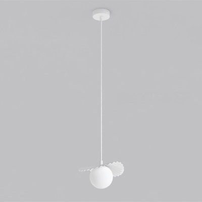 Designerska, biała lampa wisząca Lark 1 z pojedynczym kulistym kloszem