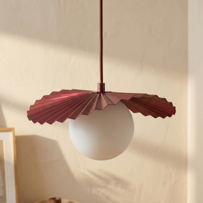 Metalowa lampa wisząca Lark 1 w kolorze burgundowym z mlecznym kloszem