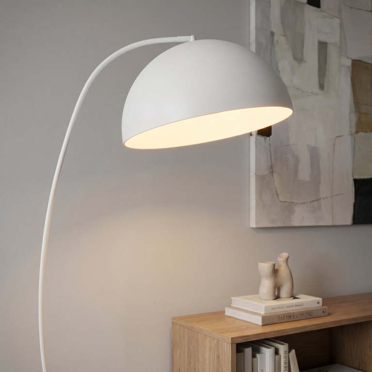 biała-lampa-stojąca