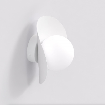 Lampa ścienna Lark z białym stelażem