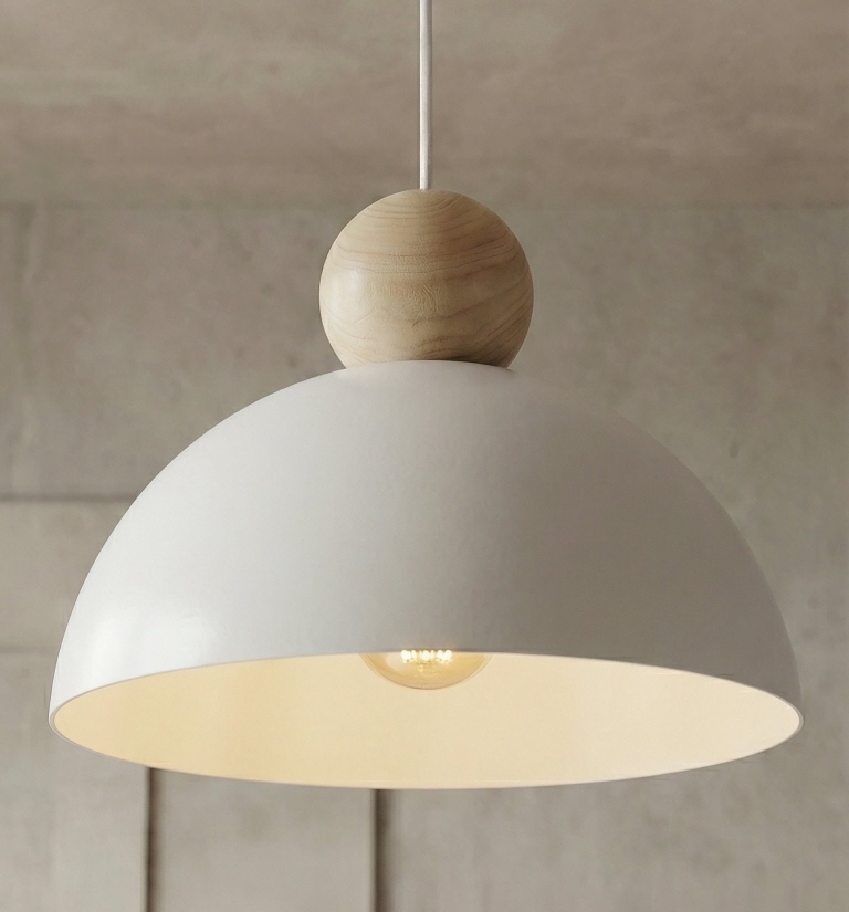 białe-lampy-wiszące-z-drewnianym-wykończeniem-do-salonu