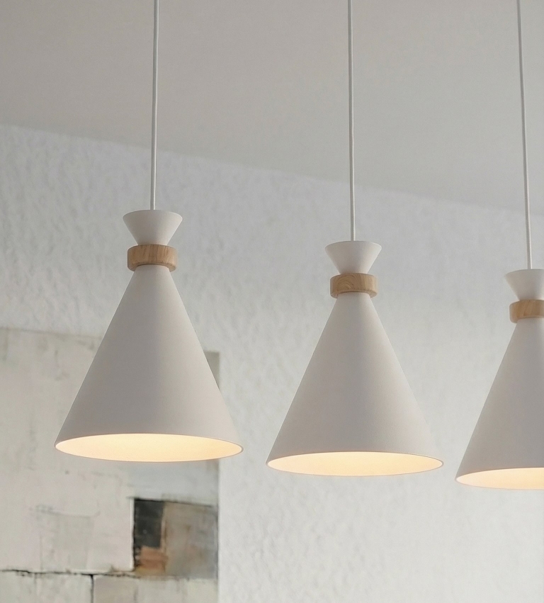 białe-lampy-wiszące-z-drewnianym-wykończeniem-nad-stół