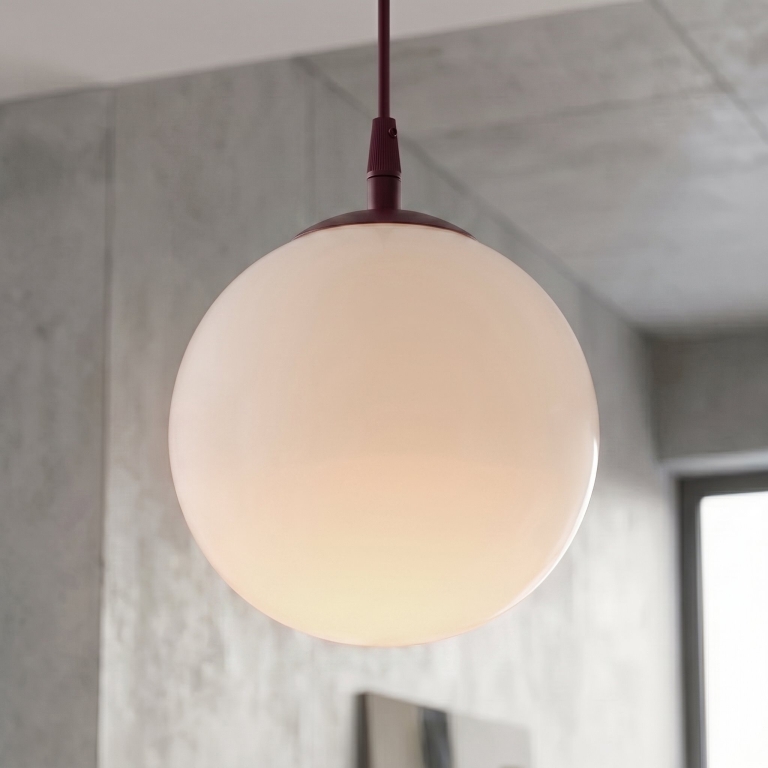 burgundowa-lampa-wisząca-z-mlecznym-kloszem