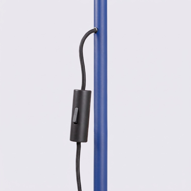 elegancka-niebieska-lampa-stojąca-do-kącika-czytelniczego