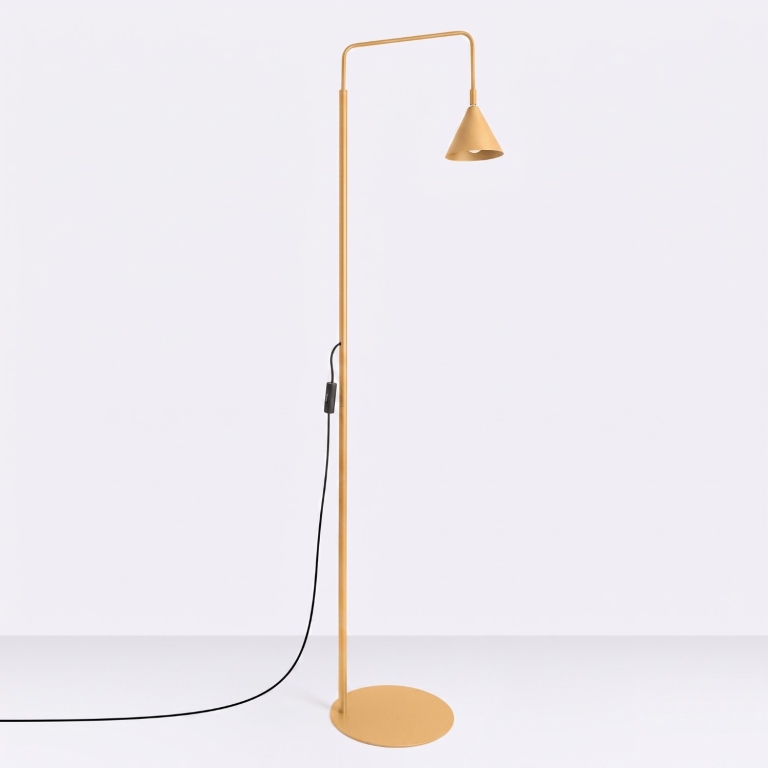 elegancka-złota-lampa-stojąca-do-czytania