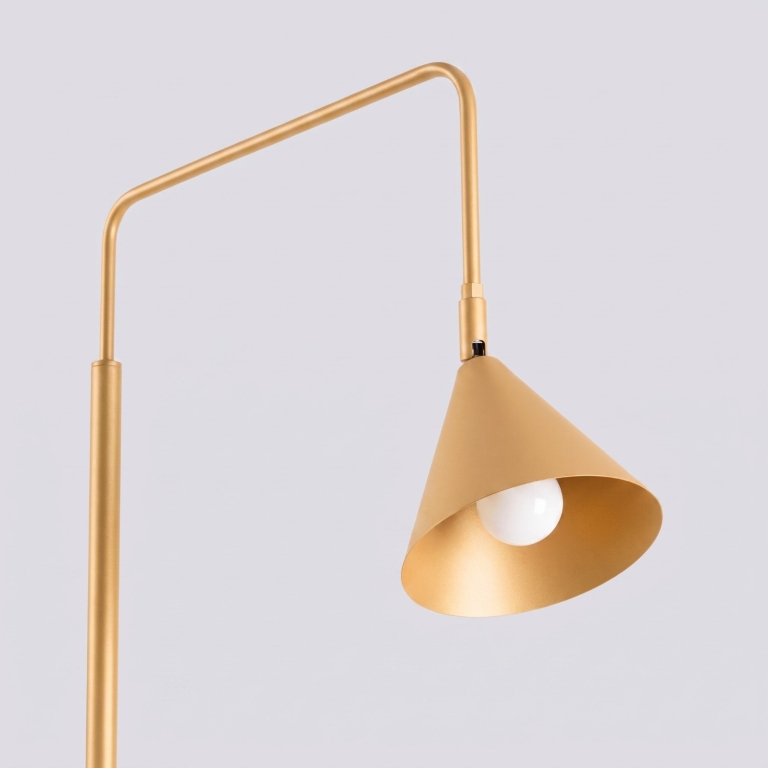 industrialna-złota-lampa-stojąca-do-sypialni