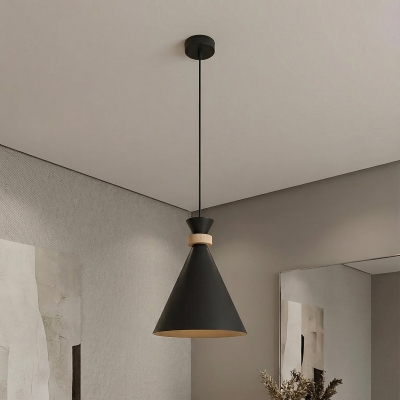 Czarna lampa wisząca Via z drewnianym elementem