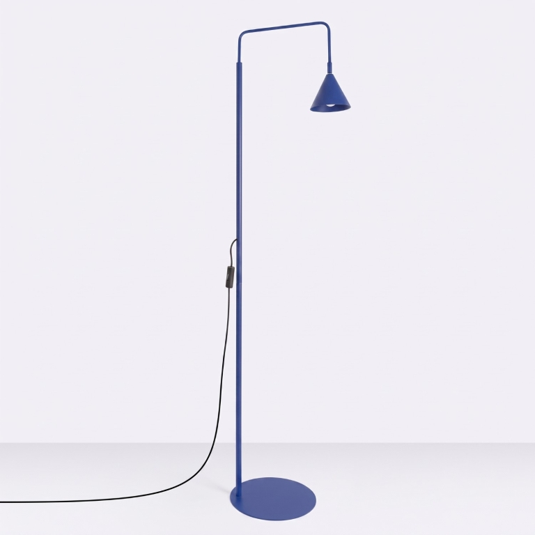 metalowa-niebieska-lampa-podłogowa-do-kącika-czytelniczego