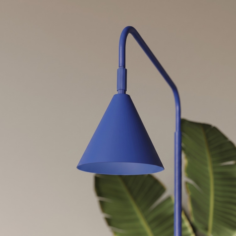 metalowa-niebieska-lampa-podłogowa-do-salonu