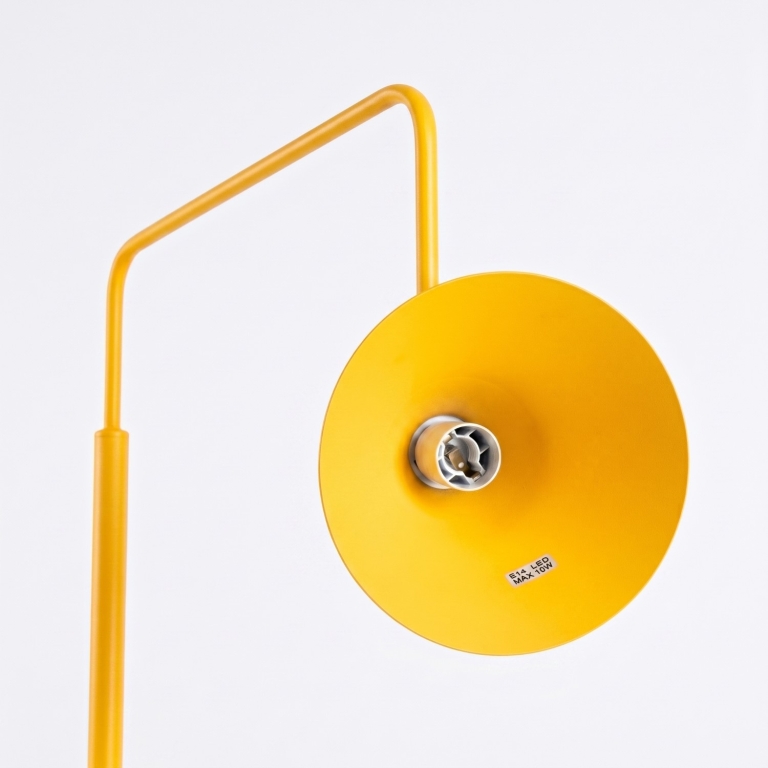 metalowa-żółta-lampa-podłogowa