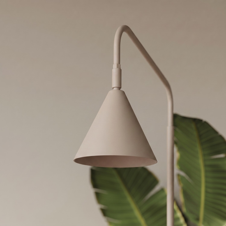 minimalistyczna-beżowa-lampa-podłogowa-do-salonu