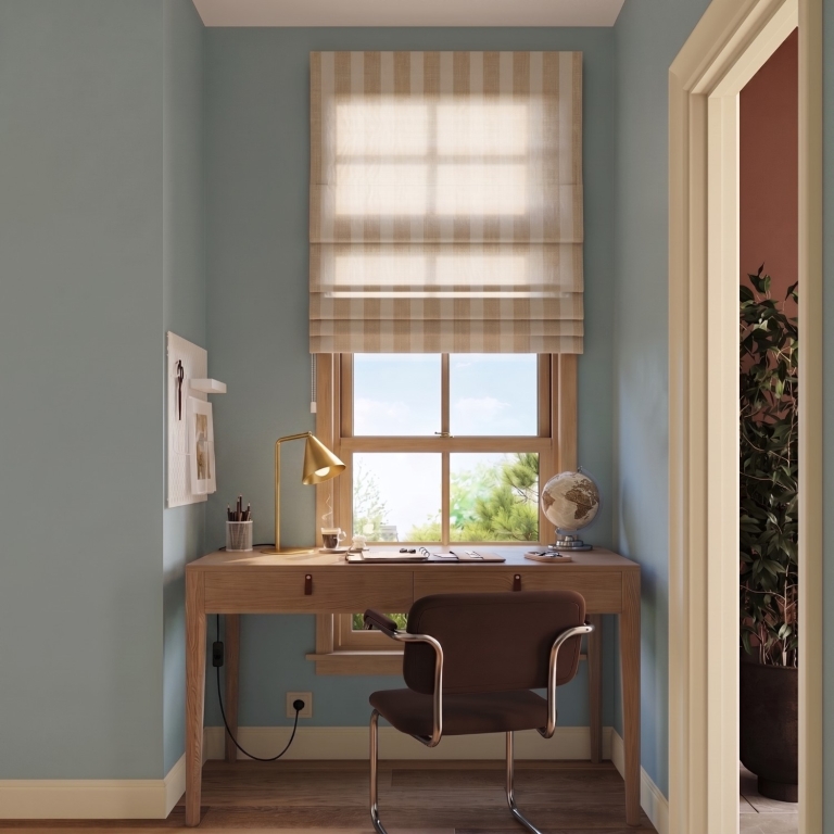 minimalistyczna-lampa-biurkowa-w-kolorze-złotym