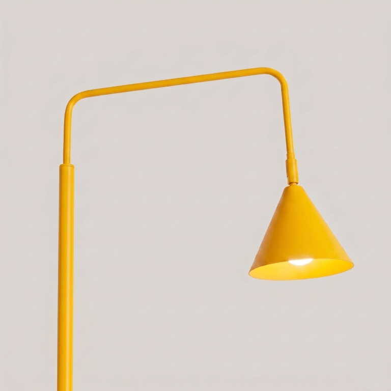 minimalistyczna-żółta-lampa-stojąca-do-kącika-czytelniczego