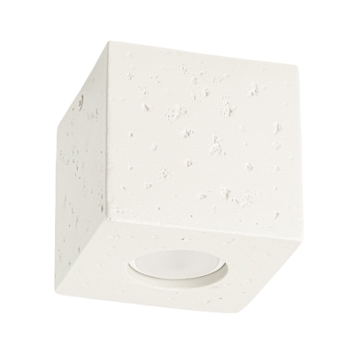 Minimalistyczny, betonowy spot Karo