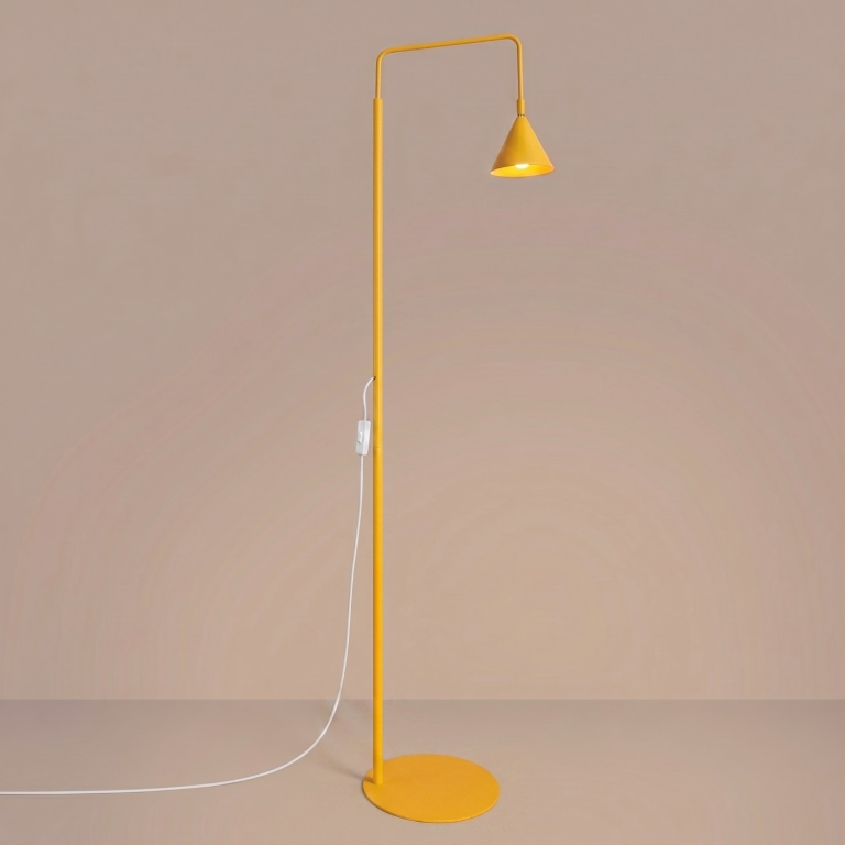 prosta-żółta-lampa-podłogowa
