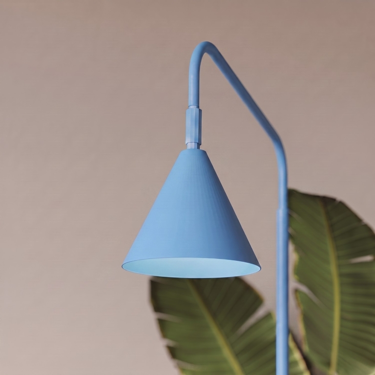 skandynawska-błękitna-lampa-stojąca-do-sypialni