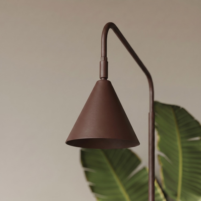 skandynawska-brązowa-lampa-stojąca-do-sypialni