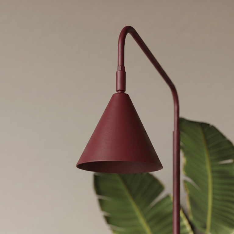 skandynawska-burgundowa-lampa-stojąca-do-sypialni