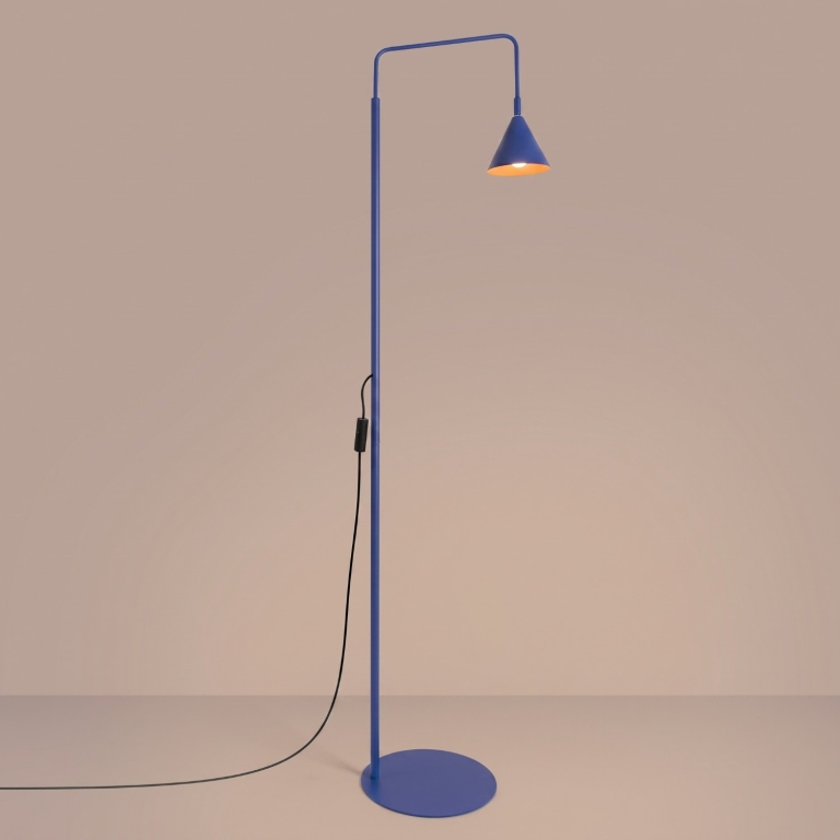 skandynawska-niebieska-lampa-stojąca