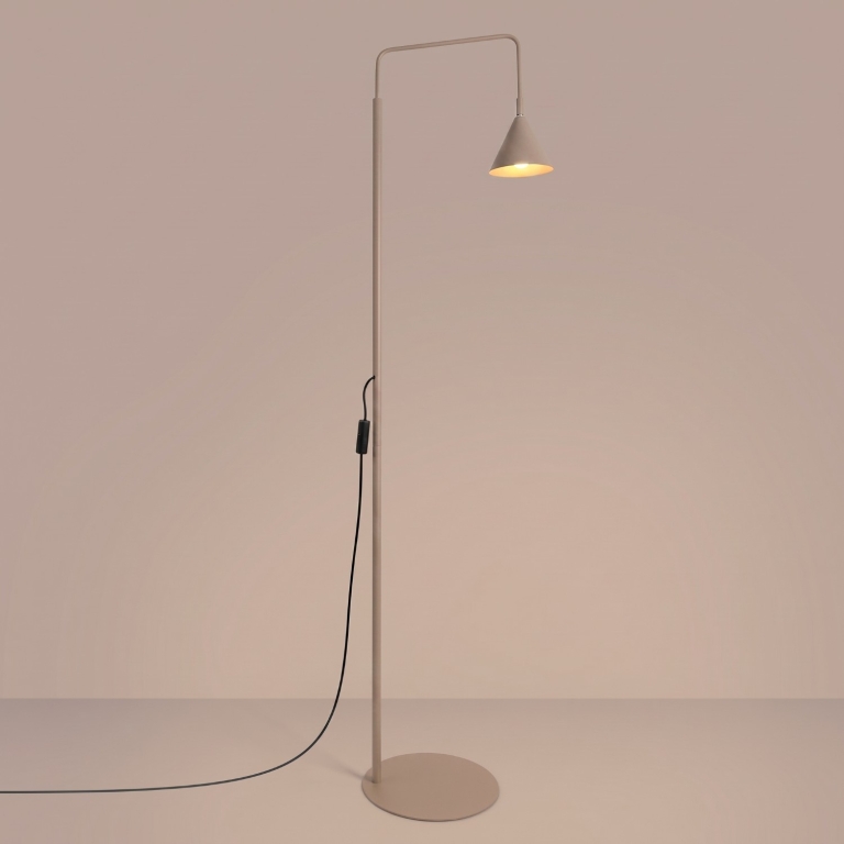 wysoka-beżowa-lampa-stojąca