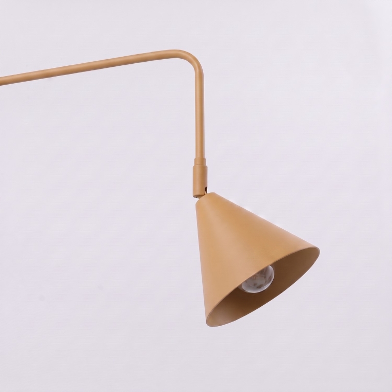 złota-lampa-z-regulowanym-stelażem
