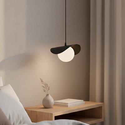 Czarna lampa wisząca Veyra w stylu minimalistycznym