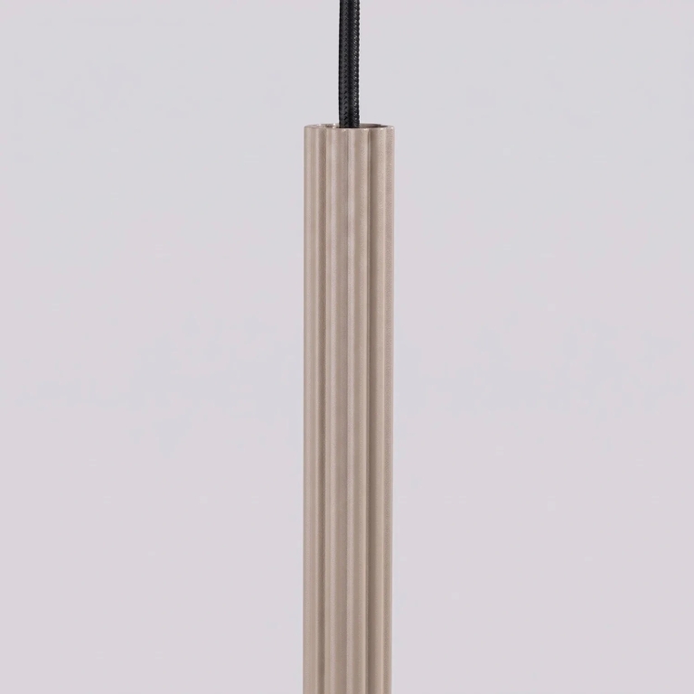 beżowa-lampa-wisząca-minimalistyczna
