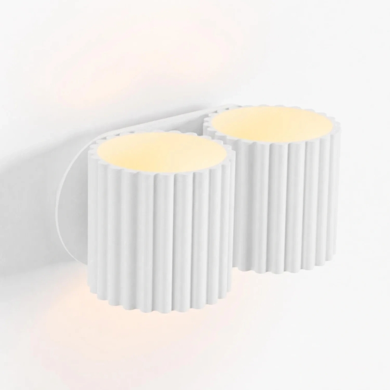 biała-lampa-ścienna-nowoczesna-do-sypialni