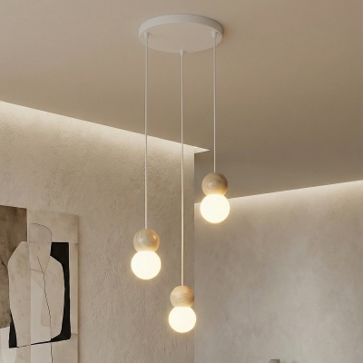 Biała lampa wisząca Nolia z drewnianymi detalami