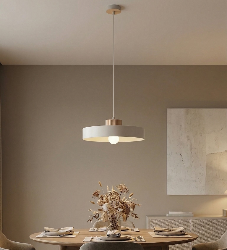 białe-lampy-wiszące-z-drewnianym-wykończeniem