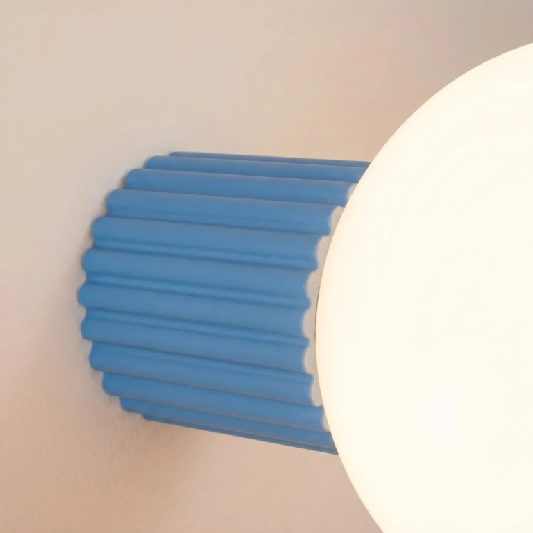 błękitna-minimalistyczna-lampa-ścienna