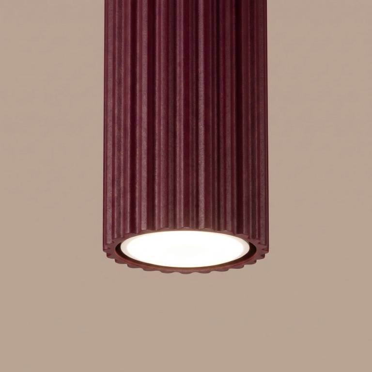 bordowa-lampa-sufitowa-z-ryflowanym-kloszem-do-salonu