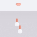 Lampa wisząca Globia w pastelowym, brzoskwiniowym kolorze