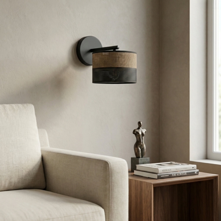 czarna-lampa-ścienna-nad-lustro
