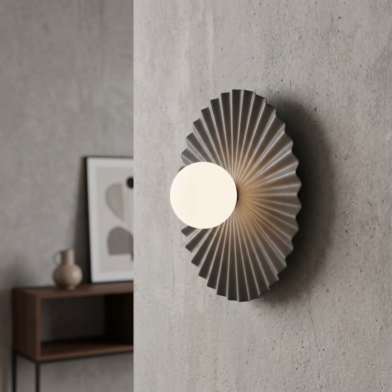 czarna-lampa-ścienna-nad-lustro-w-stylu-nowoczesnym