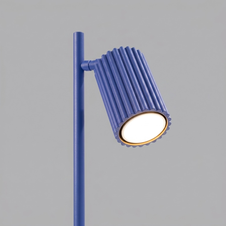 designerska-niebieska-lampka-do-sypialni-z-ryflowanym-kloszem