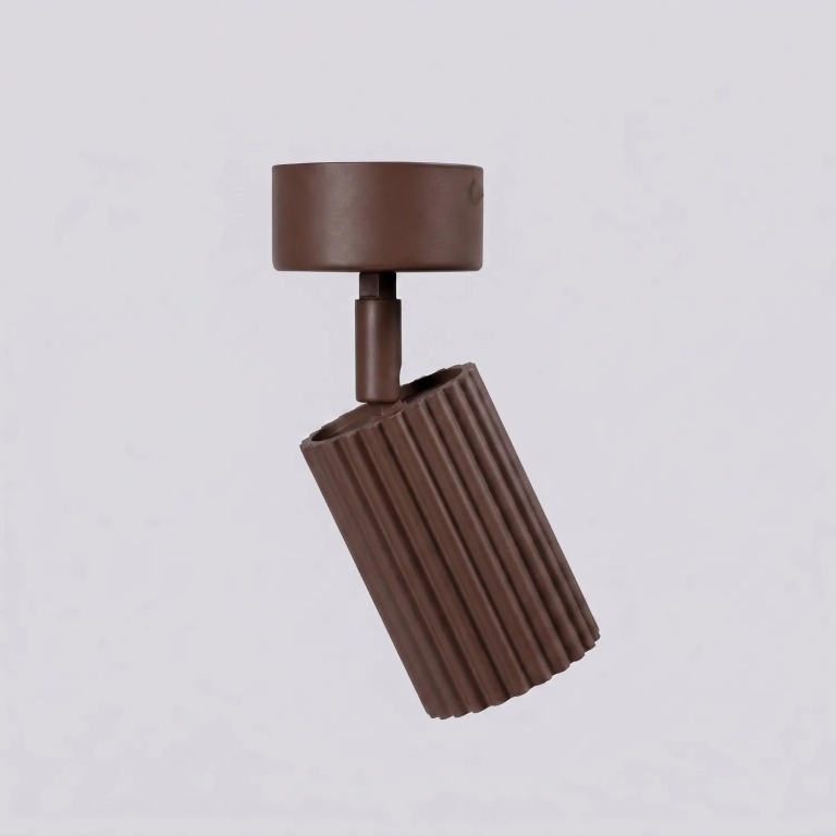 elegancka-brązowa-lampa-sufitowa-punktowa-z-ryflowanym-kloszem
