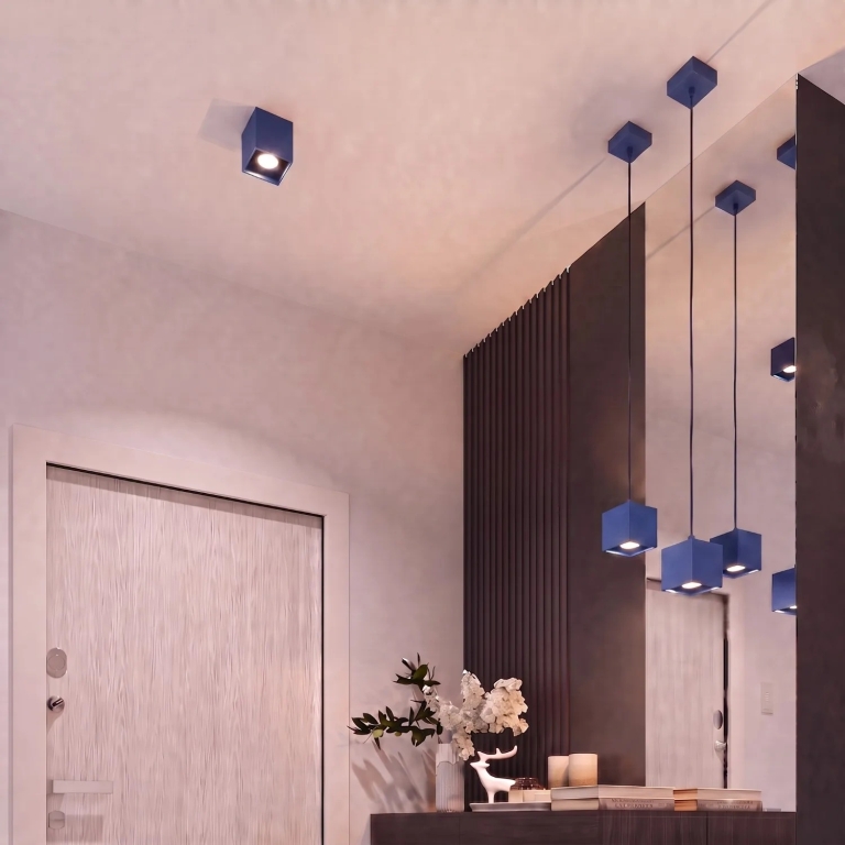 elegancka-lampa-ścienna-niebieska-do-sypialni