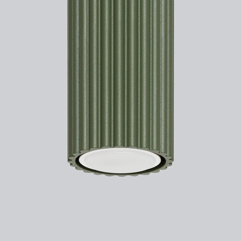 elegancki-oliwkowy-spot-sufitowy-z-ryflowanym-kloszem