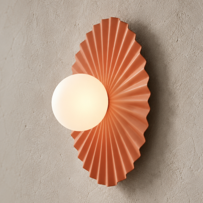 Koralowa lampa ścienna Flara L o ciekawym designie