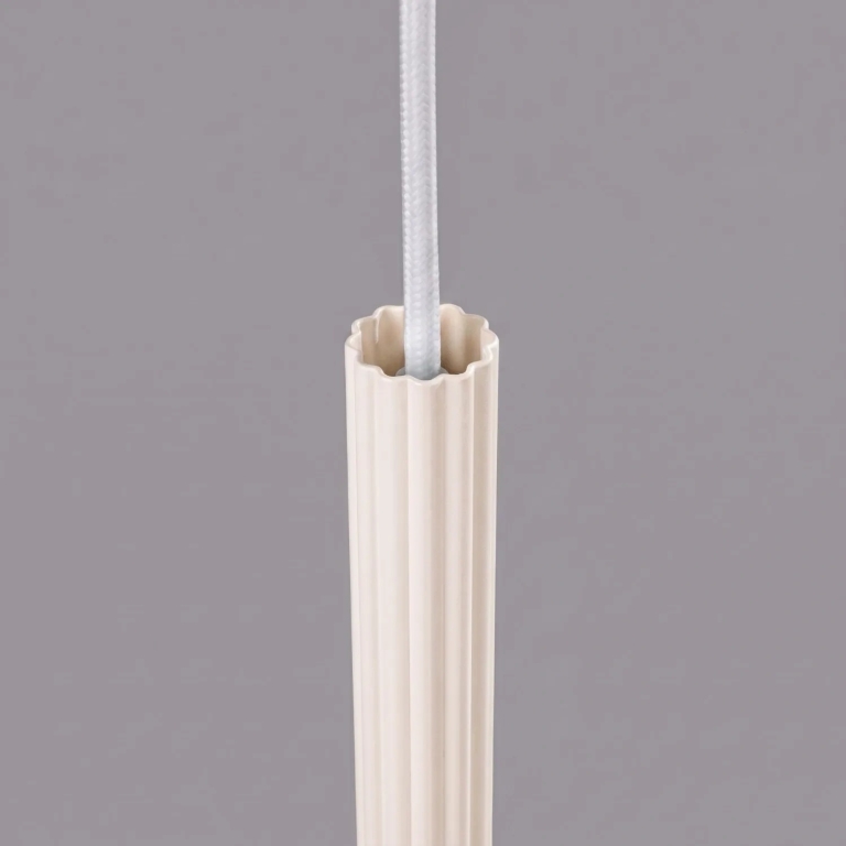 lampa-wisząca-w-kolorze-beżowym